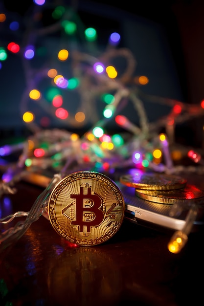 Weihnachtsgeschenke mit Bitcoin-Girlanden und Tannenzweigen