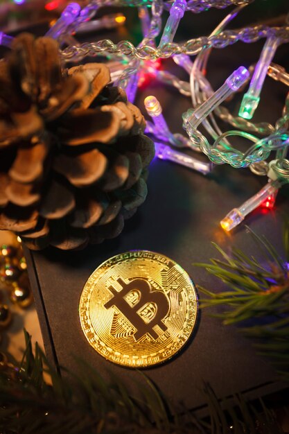 Weihnachtsgeschenke mit Bitcoin-Girlanden und Tannenzweigen