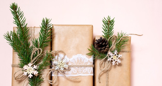 Weihnachtsgeschenke mit natürlichen Materialien und hölzernen Sternschmuck verziert