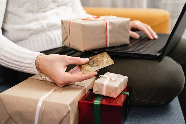 Weihnachtsgeschenke online kaufen mit Kreditkarte über das Internet bezahlen