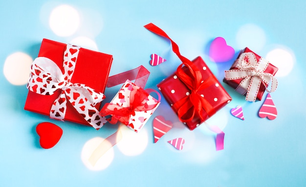 Weihnachtsgeschenke. Rote Geschenkboxen auf blauem Hintergrund. Valentinstag-Konzept. Draufsicht, Kopie, Raum