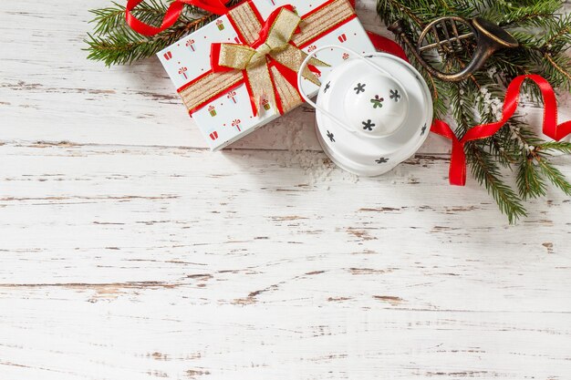 Weihnachtsgeschenke roter Kasten und Baumzweigdekor auf einem Holztisch