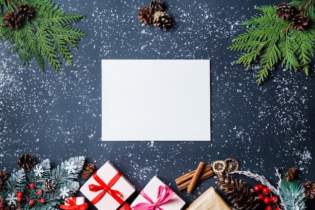 Foto weihnachtsgeschenke und dekorationen auf dem tisch