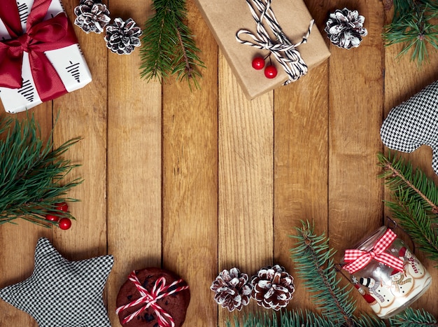 Weihnachtsgeschenke und Dekorationen auf einem Holztisch