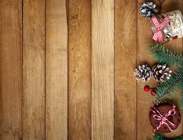 Weihnachtsgeschenke und Dekorationen auf einem Holztisch