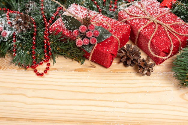 Foto weihnachtsgeschenke und dekorationen auf holztisch