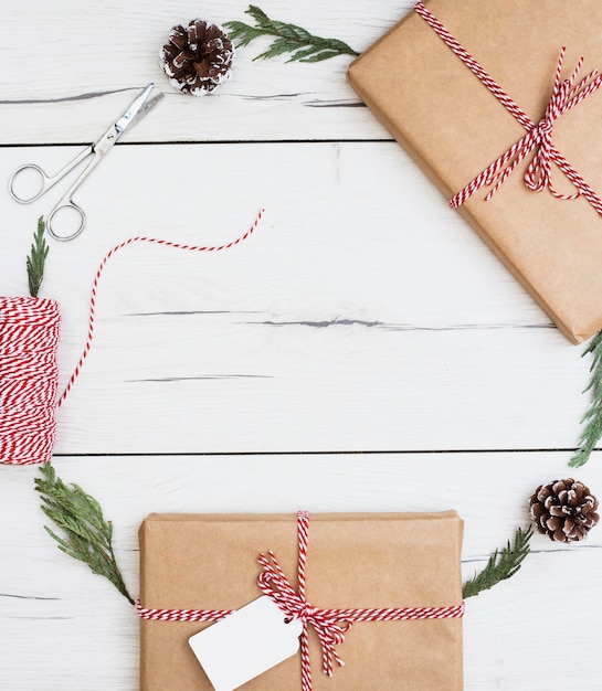 Foto weihnachtsgeschenke und dekorationen in der rahmenzusammensetzung