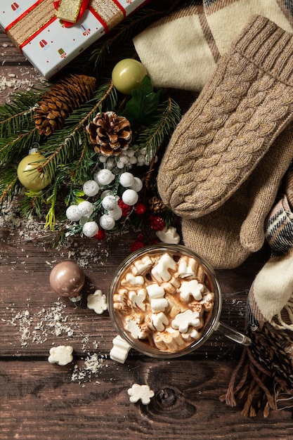 Weihnachtsgeschenke und heißer Kakao mit Marshmallows auf dem Holztisch Ansicht von oben