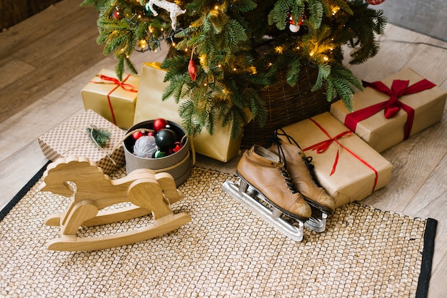 Weihnachtsgeschenke unter dem Weihnachtsbaum