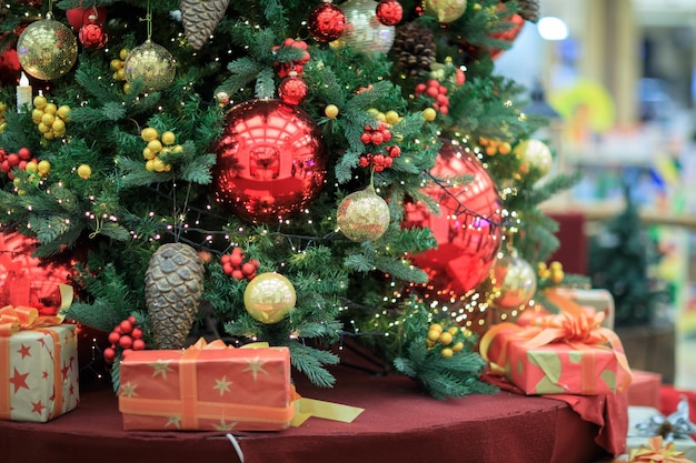 Weihnachtsgeschenke unter Neujahrsbaum