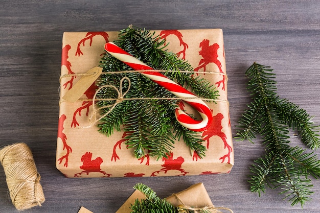 Weihnachtsgeschenke verpackt in braunem Papier mit roten Bändern.