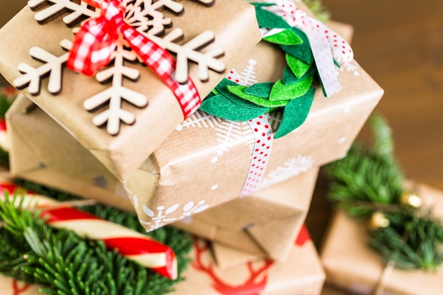 Weihnachtsgeschenke verpackt in braunem Papier mit roten Bändern.