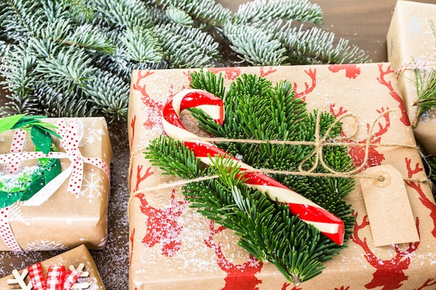 Weihnachtsgeschenke verpackt in braunem Papier mit roten Bändern.