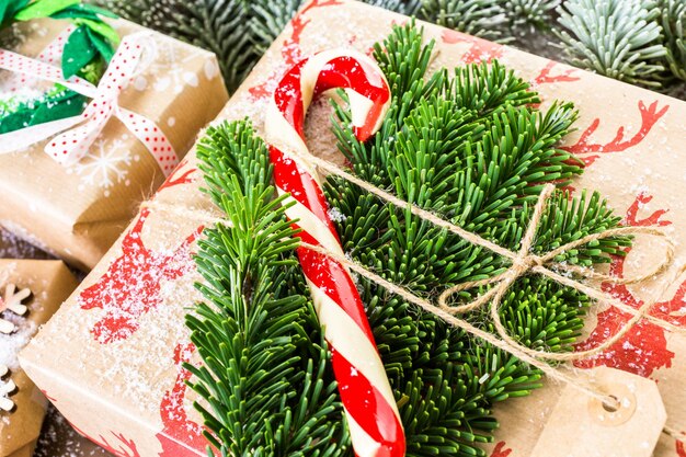 Weihnachtsgeschenke verpackt in braunem Papier mit roten Bändern.