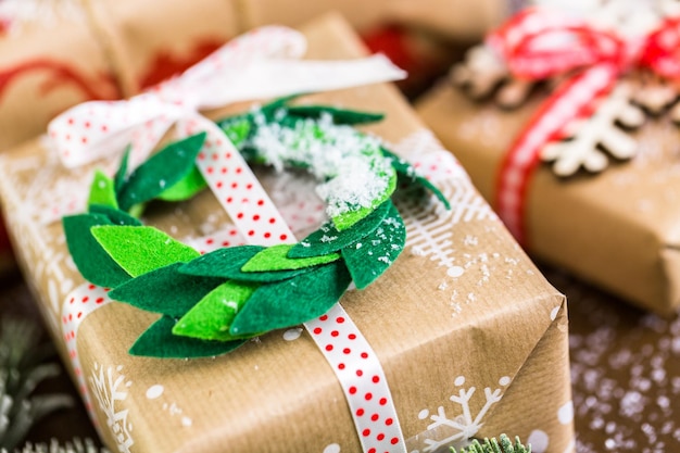 Weihnachtsgeschenke verpackt in braunem Papier mit roten Bändern.