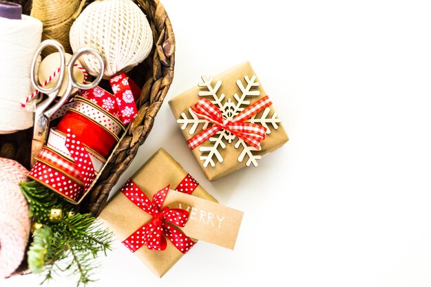 Weihnachtsgeschenke verpackt in braunem Papier mit roten Bändern.