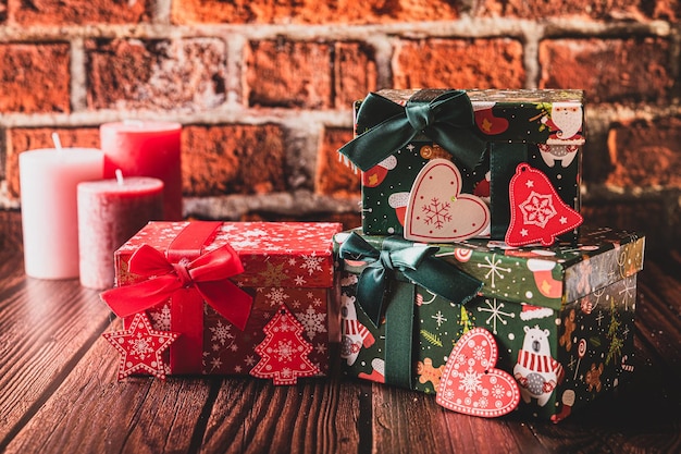 Weihnachtsgeschenke Weihnachtsgeschenkboxen auf Holz