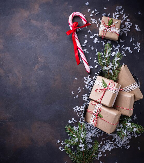 Weihnachtsgeschenkkästen und Zuckerstange.