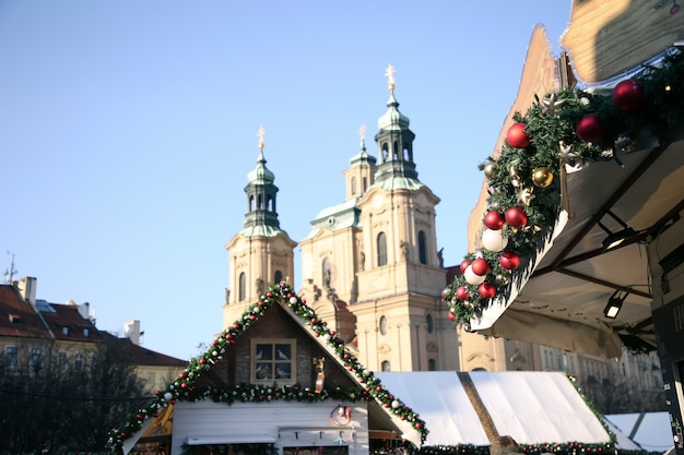 Weihnachtsgeschmückter Platz in Prag