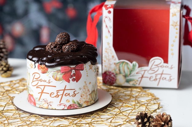 Weihnachtsgeschmückter Schokoladen-Panettone