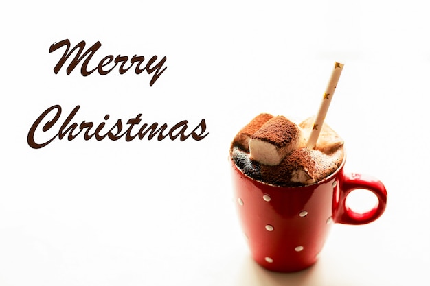 Weihnachtsgetränk mit Marshmallows Kakao für das neue Jahr Weihnachts- und Neujahrskonzept heiß