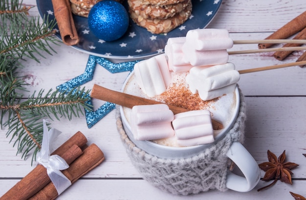 Weihnachtsgetränk mit Marshmallows