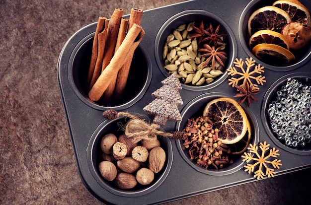 Weihnachtsgewürze zum Backen von Keksen oder Stollen Draufsicht