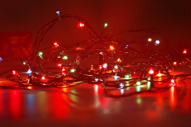 Weihnachtsgirlande auf dunklem Hintergrund Konzept von Weihnachten Neujahr Unscharfer Hintergrund