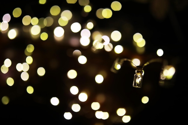 Weihnachtsgirlande aus Glasflaschen Neujahrs- und Weihnachtskonzept Eine Girlande aus Glühbirnen mit schönem Licht und Bokeh