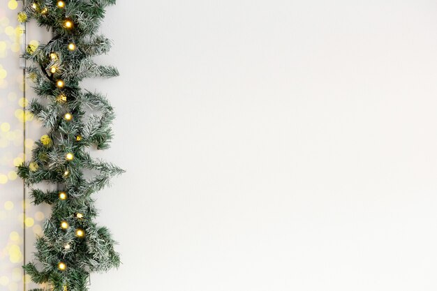 Weihnachtsglückwünsche Neujahrskarte Tannengirlande auf weißem Hintergrund Platz für Text