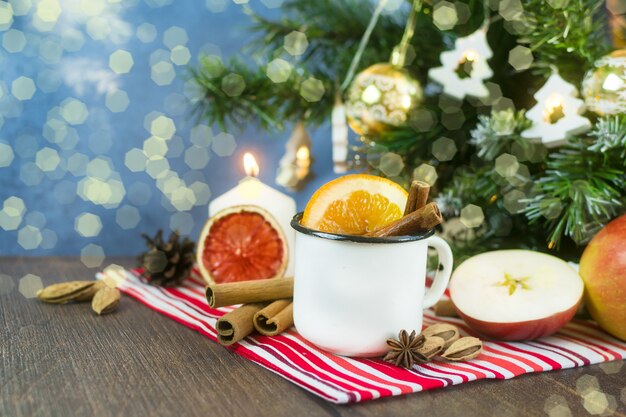 Weihnachtsglühwein Alkoholfrei Heißes Kompott im Metallbecher mit Trockenfrüchten Zimt-Orangen