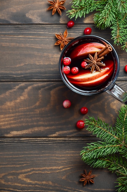 Weihnachtsglühwein mit apfel und moosbeeren