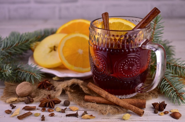 Weihnachtsglühwein mit Gewürzen und Früchten in einer Tasse. Traditionelles Heißgetränk zu Weihnachten