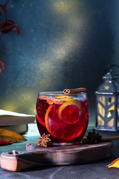 Weihnachtsglühwein mit Gewürzen und Früchten. Traditionelles heißes Getränk zur Weihnachtszeit. Fabelhafte Abendatmosphäre