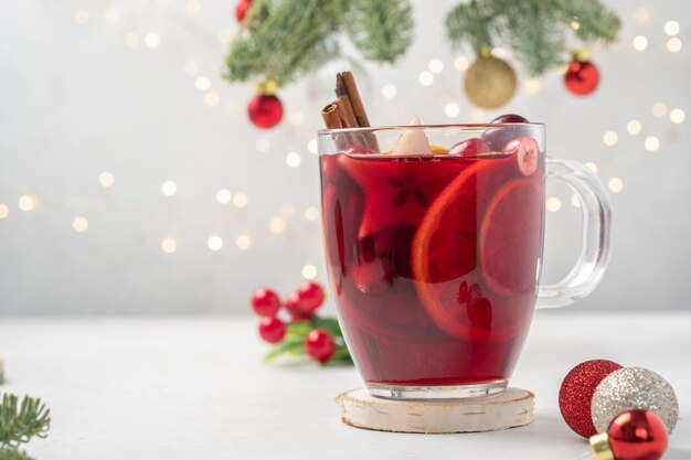 Weihnachtsglühwein mit Gewürzen und Früchten