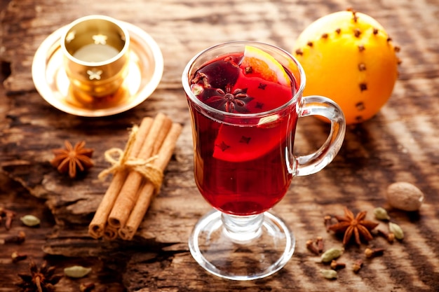 Foto weihnachtsglühwein mit gewürzen