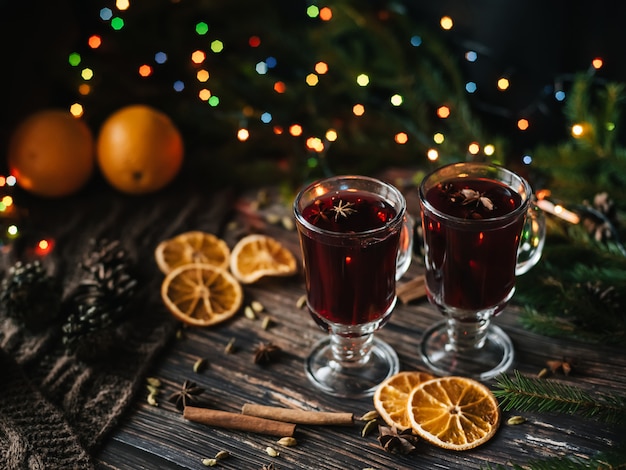 Weihnachtsglühwein mit Orangenscheiben, Zimt und anderen Gewürzen