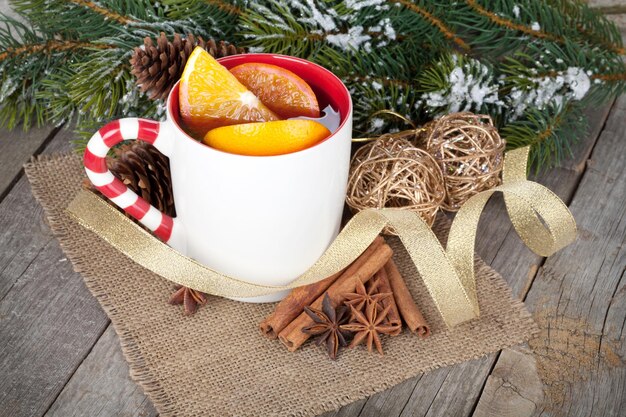 Weihnachtsglühwein mit Tannenbaum und Dekor