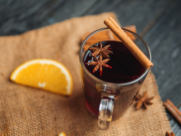 Weihnachtsglühwein mit Zimt, Anis und Zitrusfrüchten