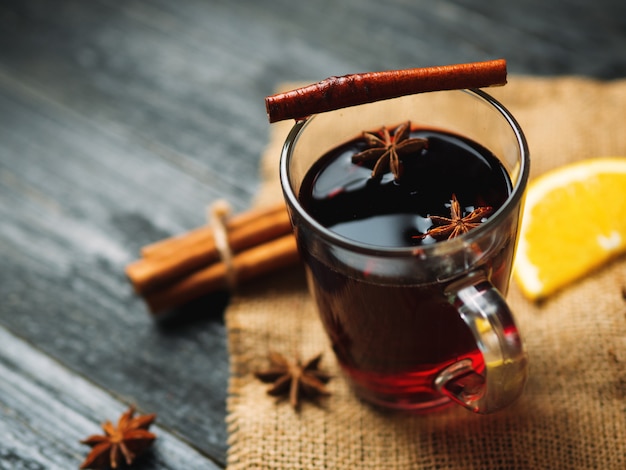 Weihnachtsglühwein mit Zimt, Anis und Zitrusfrüchten