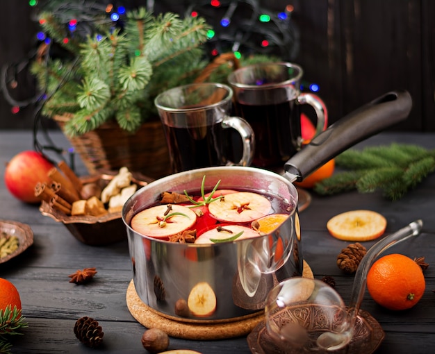 Weihnachtsglühwein und Gewürze. Weihnachtshintergrund.