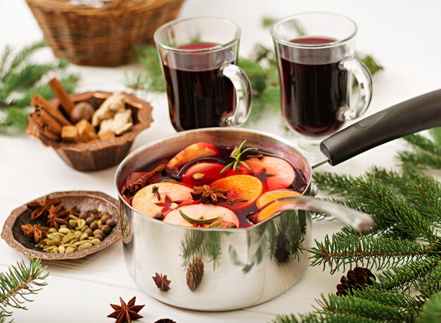 Weihnachtsglühwein und Gewürze. Weihnachtshintergrund.