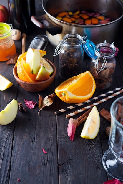 Weihnachtsglühwein und Zutaten.