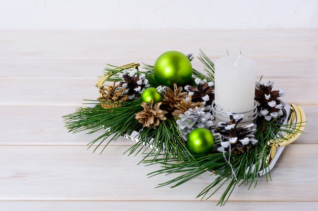 Weihnachtsgrüne Verzierungen, schneebedeckte und silberne Kiefernzapfen