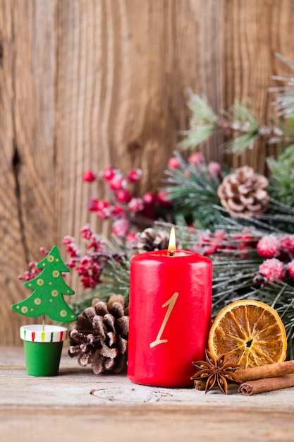 Weihnachtsgrußkarte. Festliche Dekoration auf hölzernem Hintergrund. Neujahrskonzept. Speicherplatz kopieren. Flach liegen. Draufsicht.