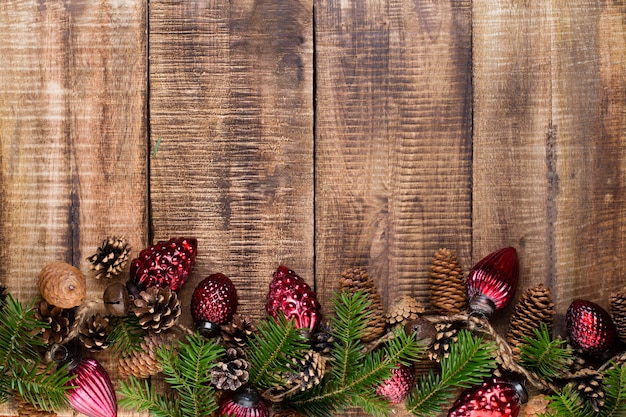 Weihnachtsgrußkarte. Festliche Dekoration auf Holz.