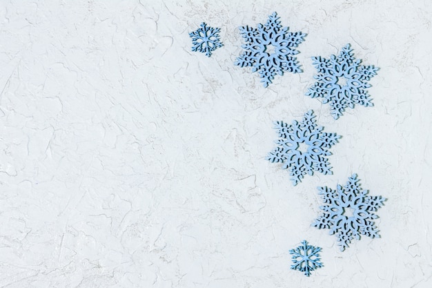 Weihnachtsgrußkarte mit blauen Schneeflocken auf hellem Hintergrund mit Kopienraum