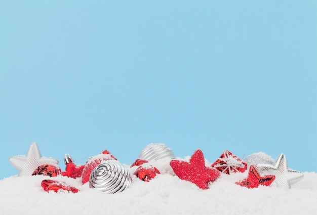 Weihnachtsgrußkarte mit Dekor im Schnee