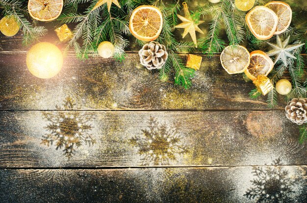 Weihnachtsgrußkarte mit Geschenken, Kerze, Zapfen, Zimtstangen, trockener Orange, grüner Baum