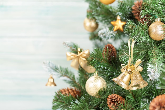 Weihnachtsgrußkarte mit geschmücktem Tannenbaum und Platz für Ihre Weihnachtsgrüße